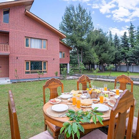 Stayvista At Pinewood Villa - Pet Friendly Villa With Lawn & Pool Table Srīnagar Exteriör bild