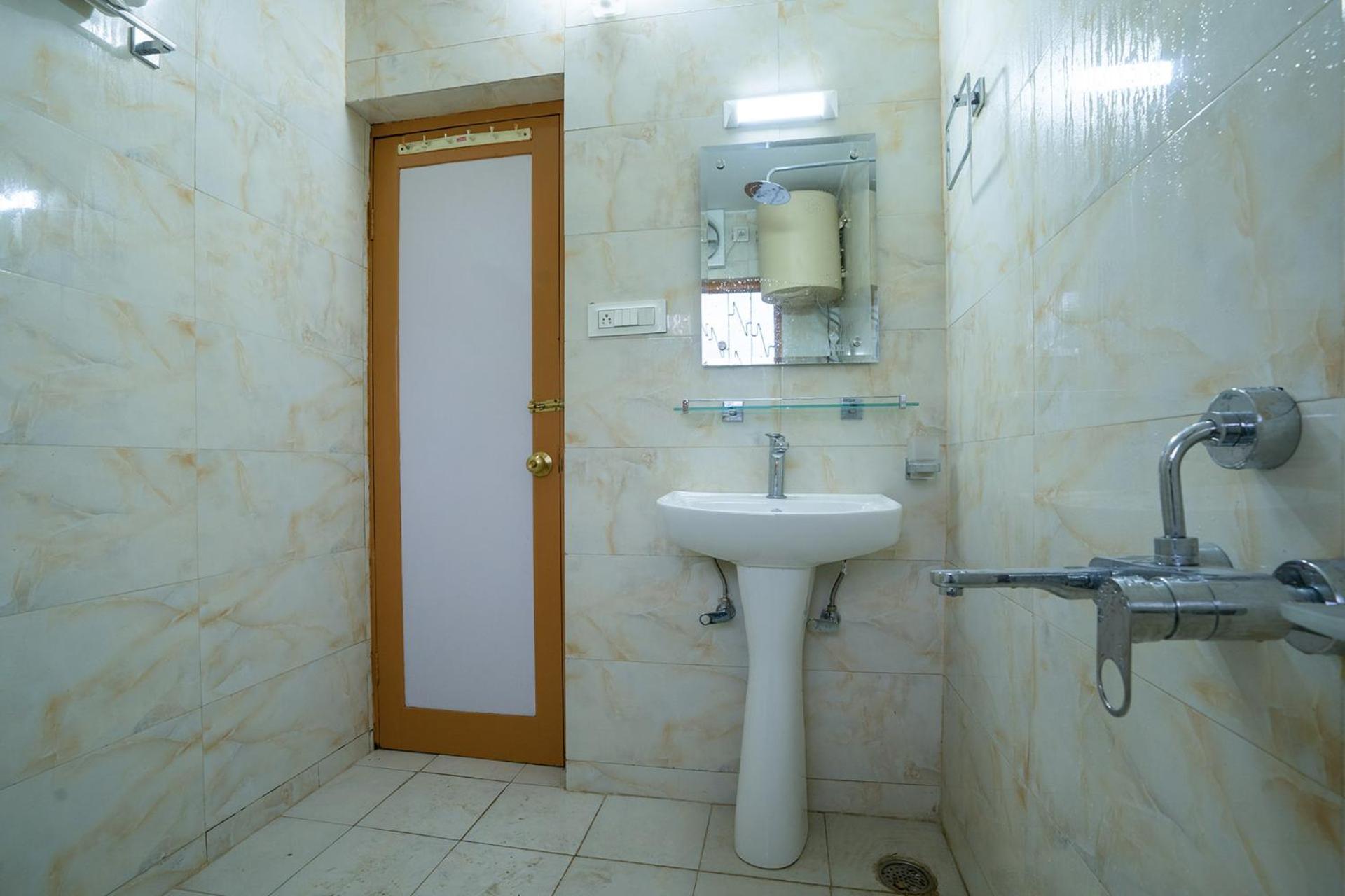 Stayvista At Pinewood Villa - Pet Friendly Villa With Lawn & Pool Table Srīnagar Exteriör bild