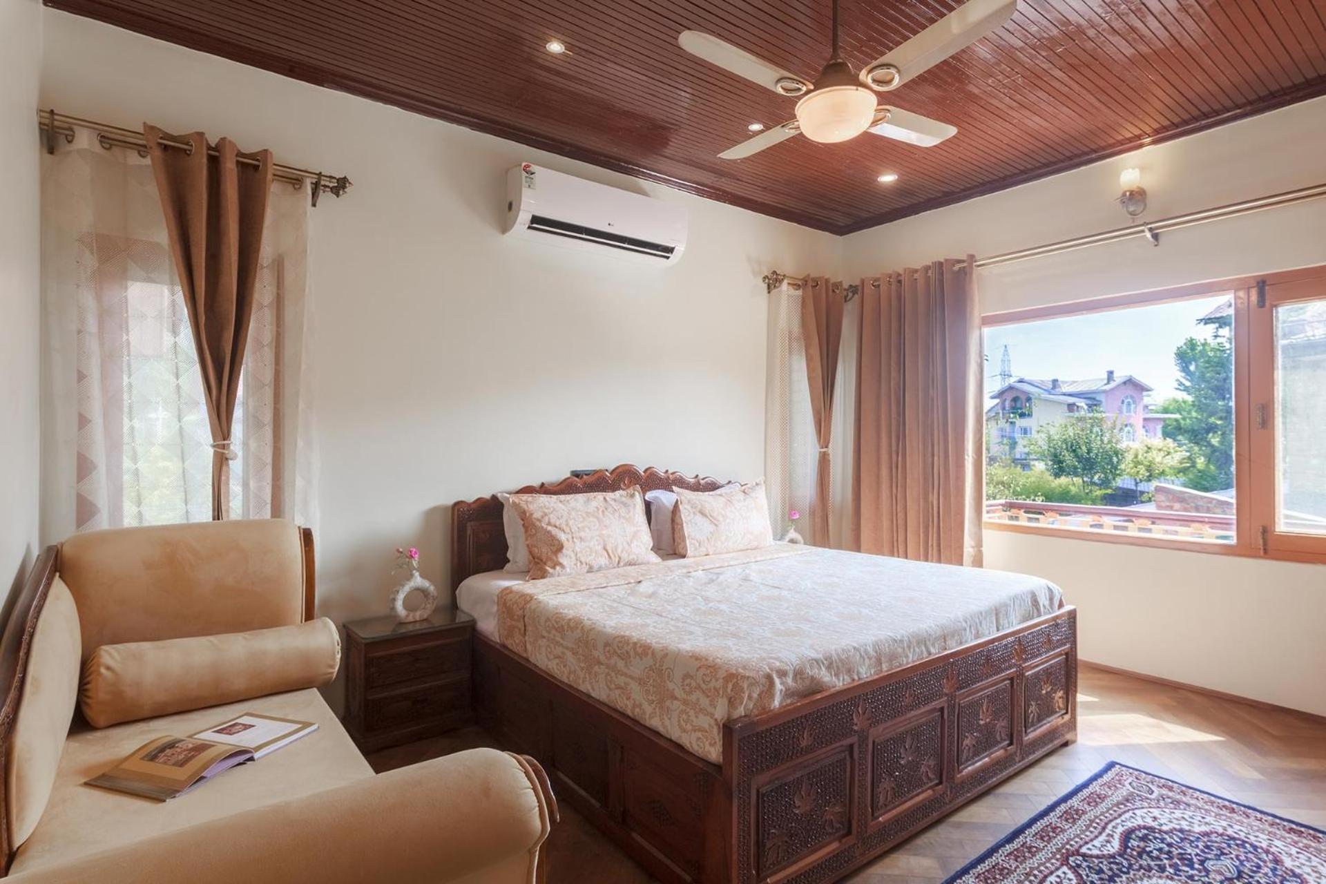 Stayvista At Pinewood Villa - Pet Friendly Villa With Lawn & Pool Table Srīnagar Exteriör bild