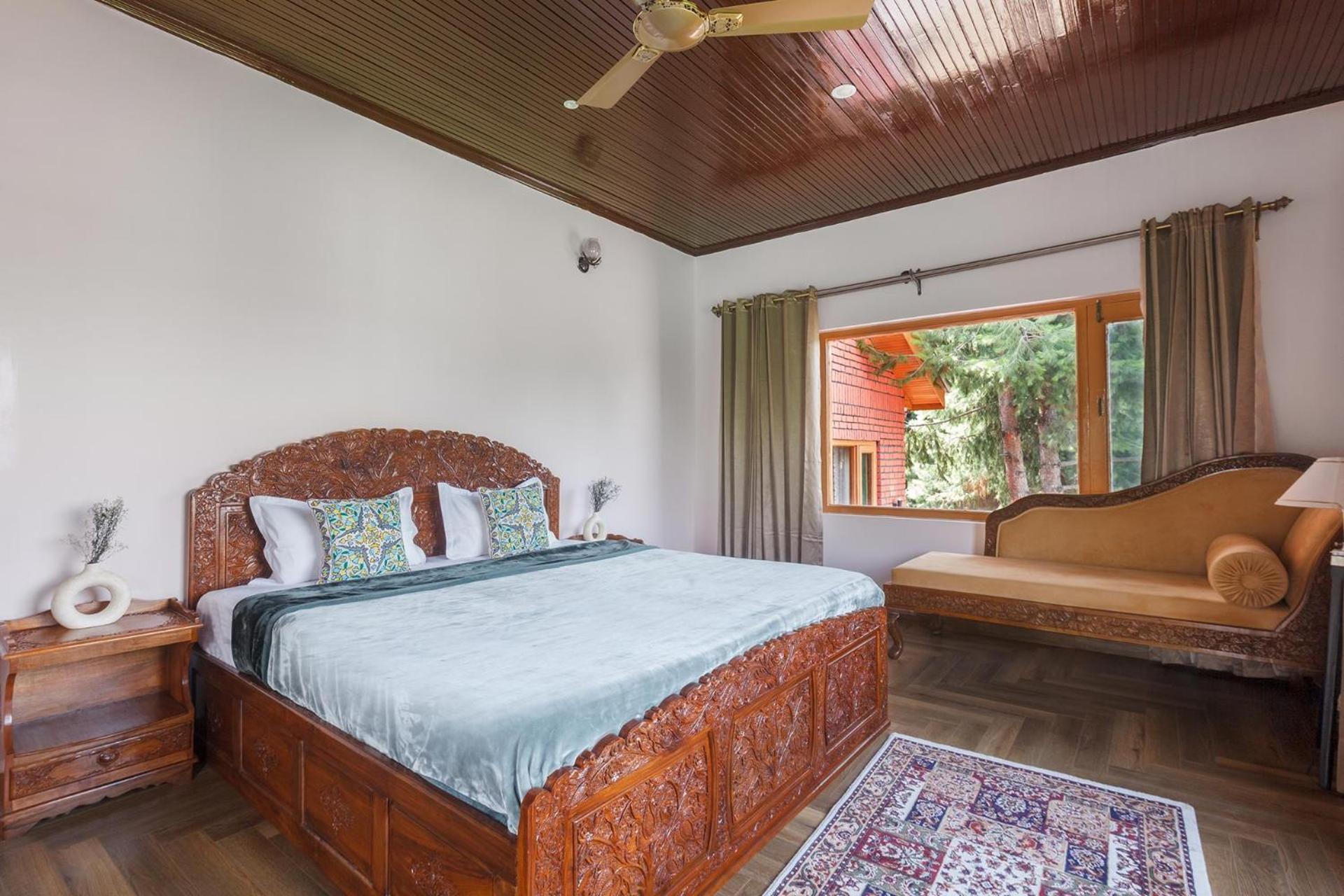 Stayvista At Pinewood Villa - Pet Friendly Villa With Lawn & Pool Table Srīnagar Exteriör bild