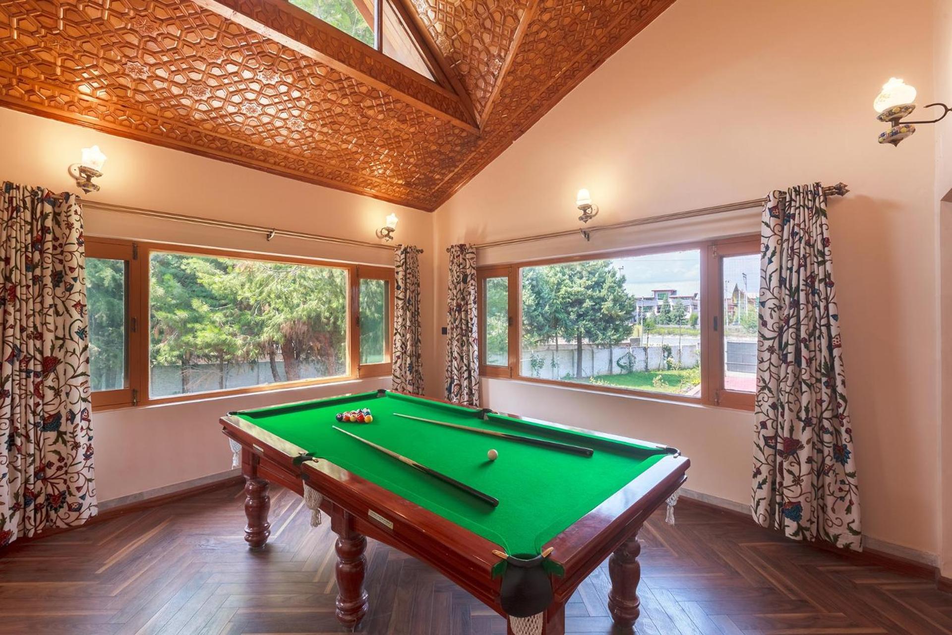 Stayvista At Pinewood Villa - Pet Friendly Villa With Lawn & Pool Table Srīnagar Exteriör bild