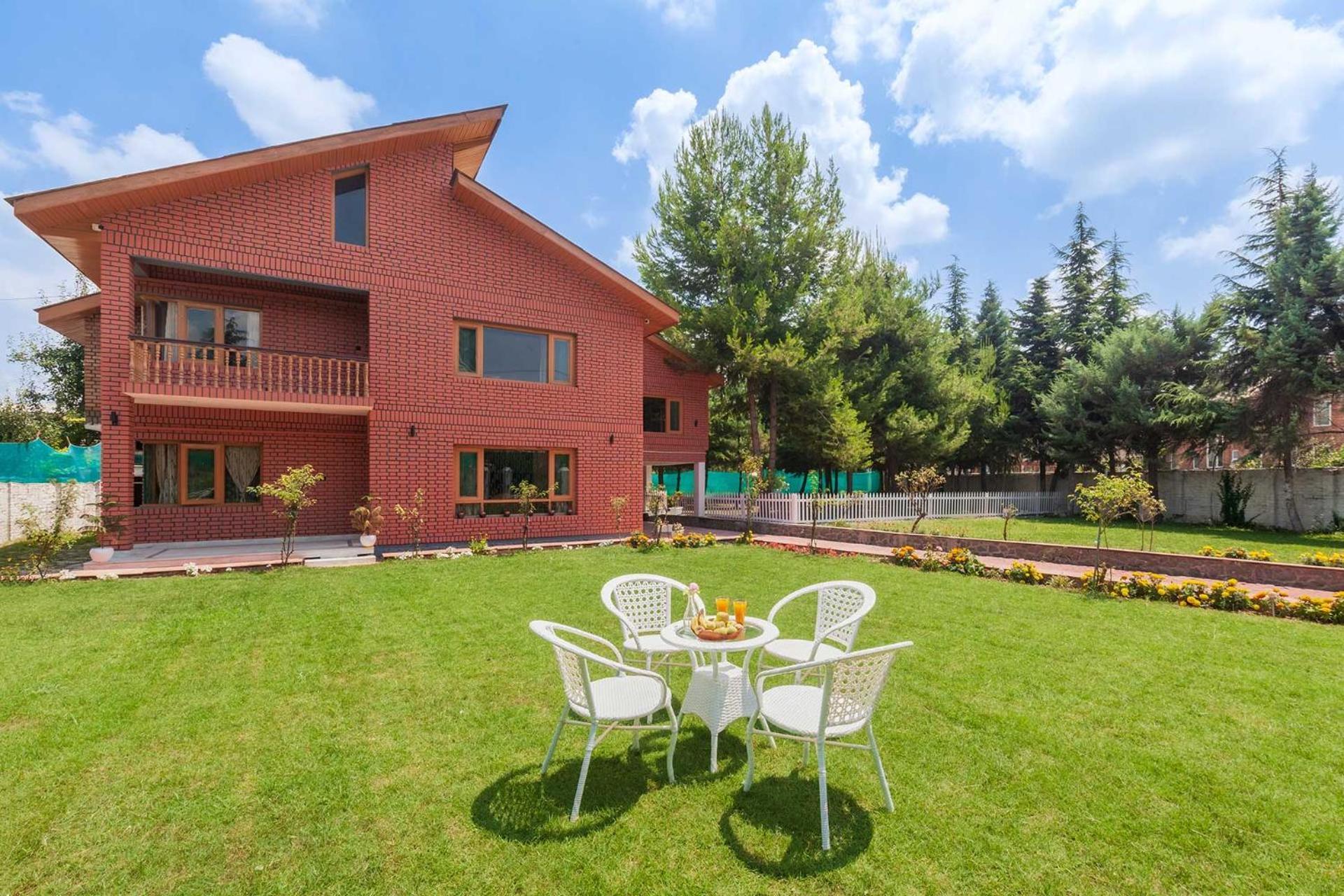 Stayvista At Pinewood Villa - Pet Friendly Villa With Lawn & Pool Table Srīnagar Exteriör bild