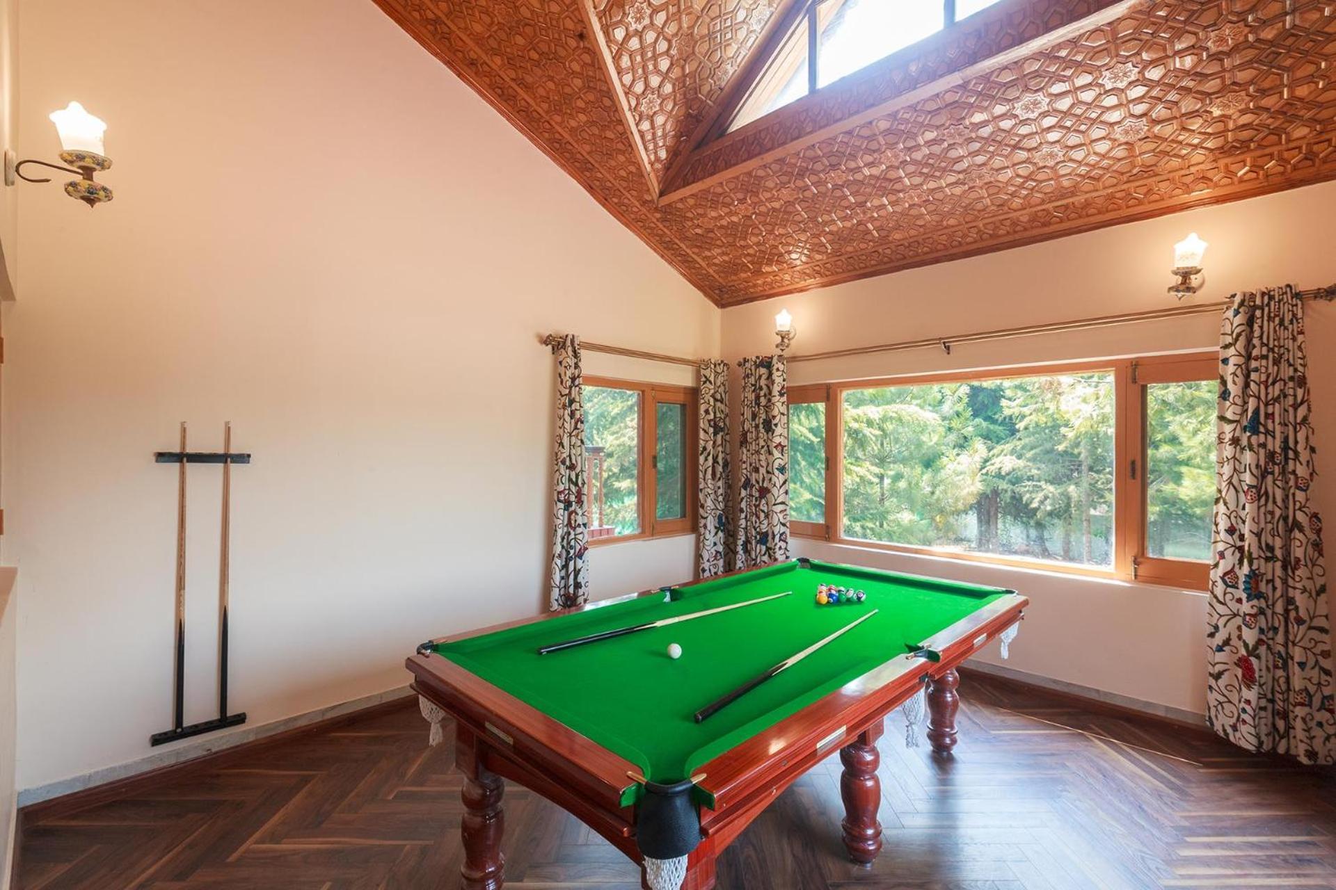 Stayvista At Pinewood Villa - Pet Friendly Villa With Lawn & Pool Table Srīnagar Exteriör bild