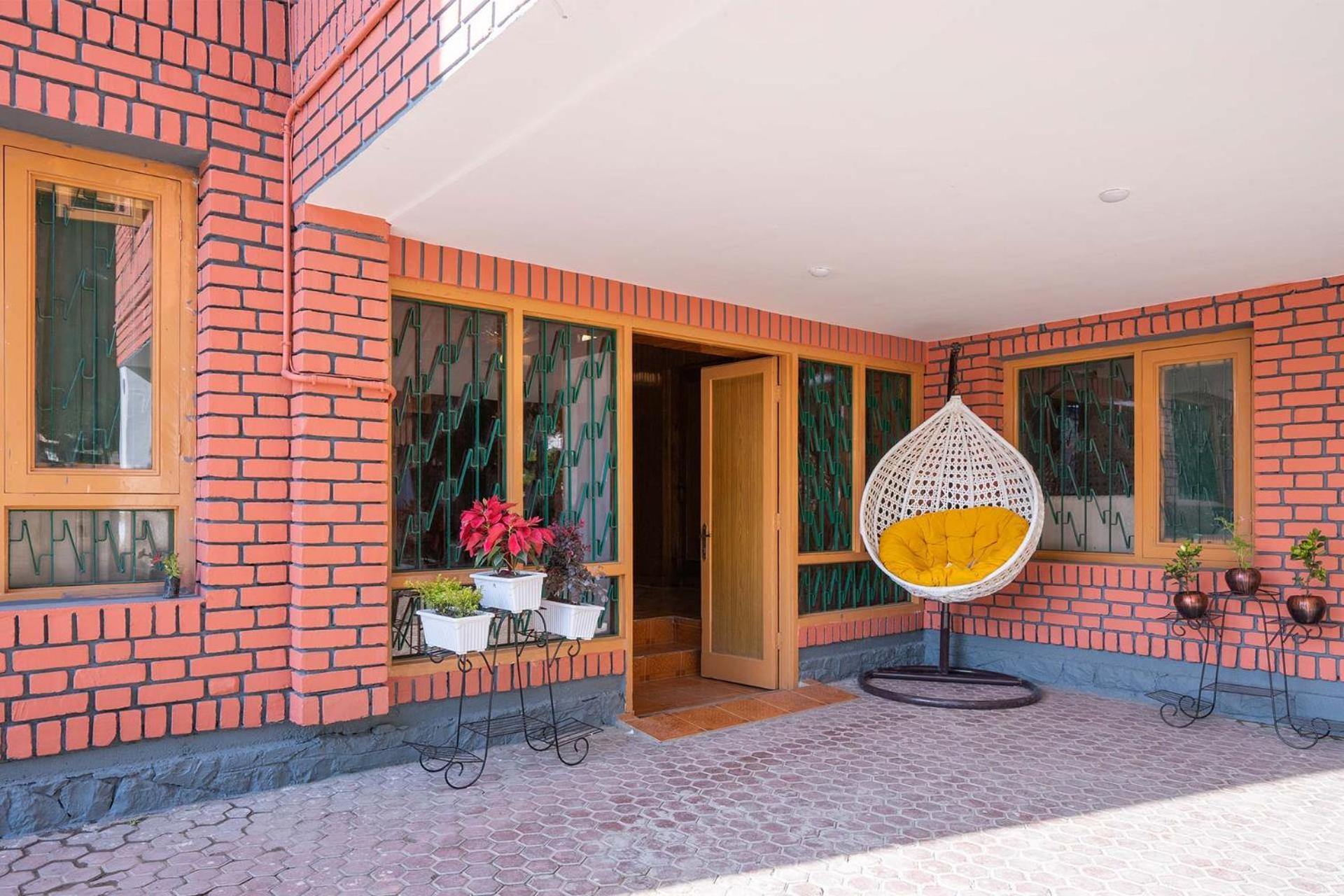 Stayvista At Pinewood Villa - Pet Friendly Villa With Lawn & Pool Table Srīnagar Exteriör bild